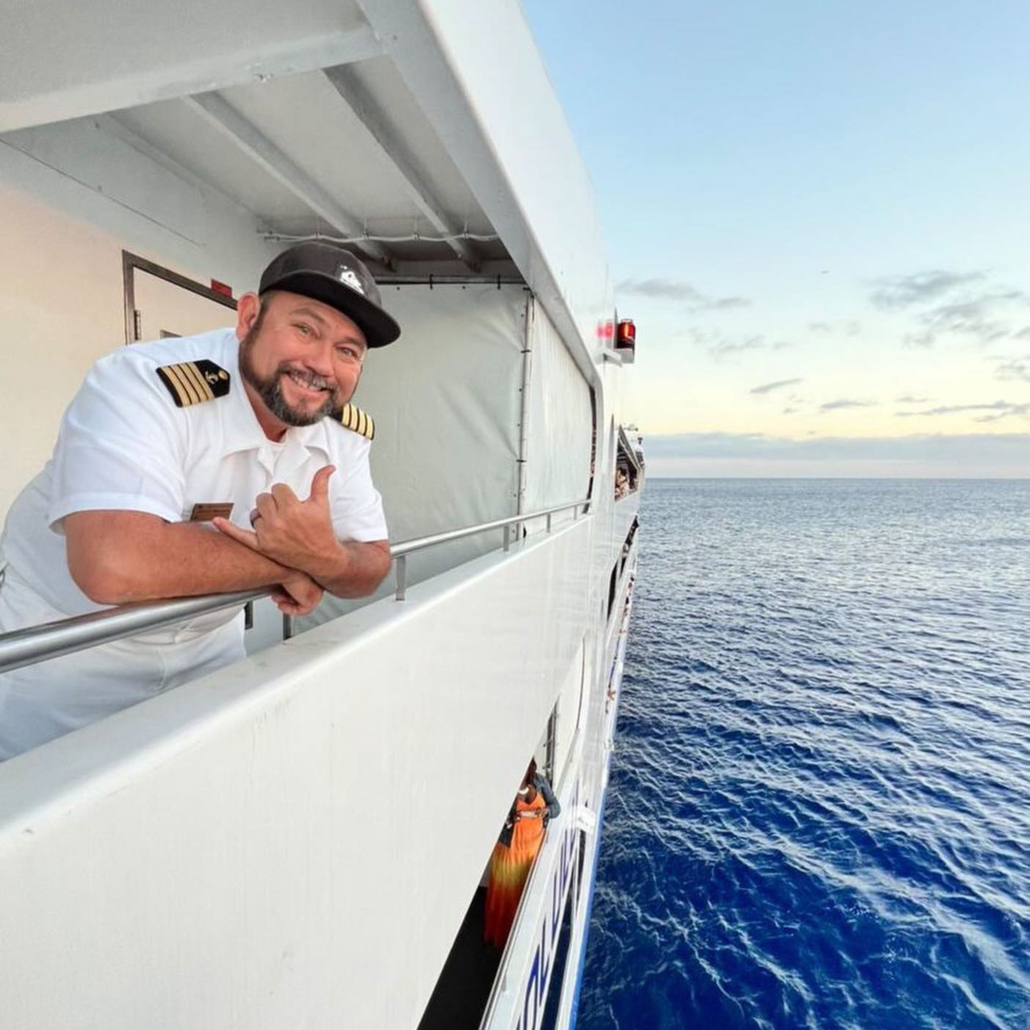 starofhonolulu star of honolulu dinner cruise captain slide